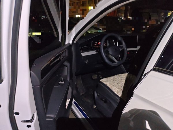 Volkswagen Tiguan L 2023, 4900 км, за 19191 USD - фото 17