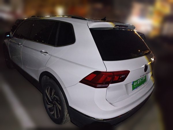 Volkswagen Tiguan L 2023, 4900 км, за 19191 USD