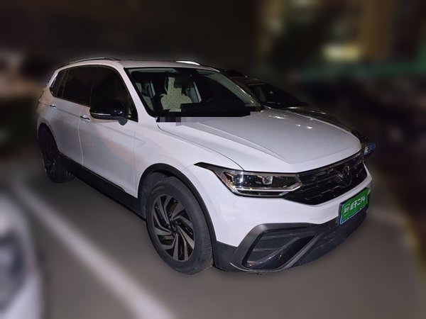 Volkswagen Tiguan L 2023, 4900 км, за 19191 USD