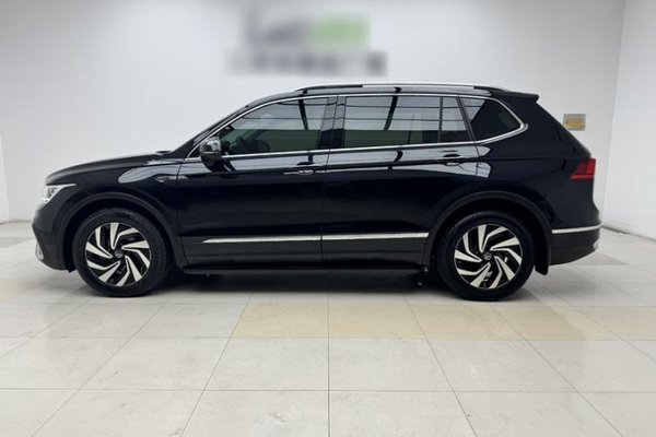 Volkswagen Tiguan L 2023, 27300 км, за 20853 USD
