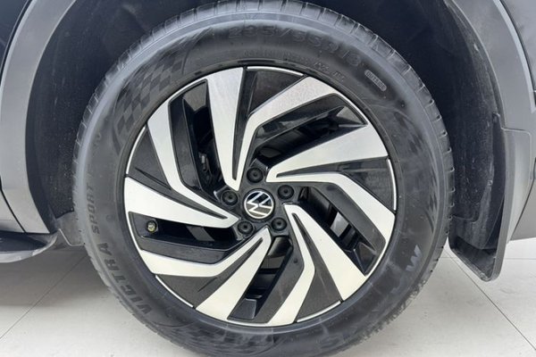 Volkswagen Tiguan L 2023, 27300 км, за 20853 USD - фото 6