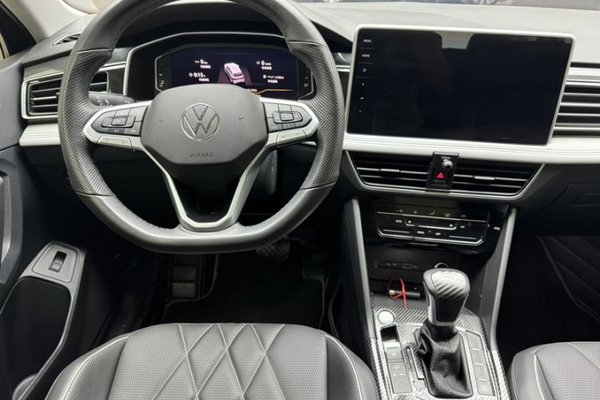 Volkswagen Tiguan L 2023, 27300 км, за 20853 USD - фото 10