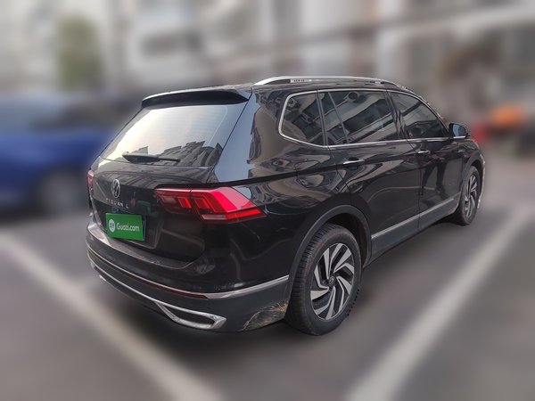 Volkswagen Tiguan L 2023, 60800 км, за 19590 USD