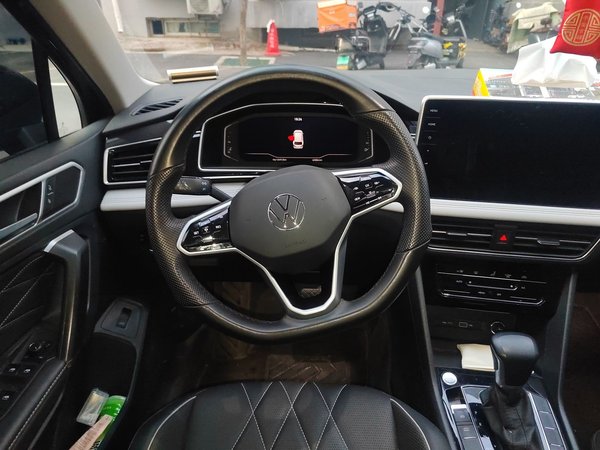 Volkswagen Tiguan L 2023, 60800 км, за 19590 USD - фото 18