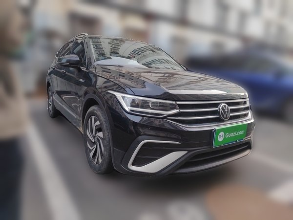 Volkswagen Tiguan L 2023, 60800 км, за 19590 USD