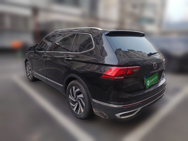 Volkswagen Tiguan L 2023, 60800 км, за 19590 USD - фото 8