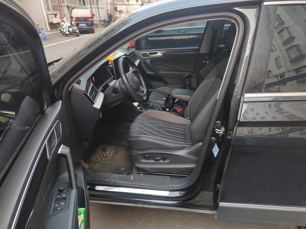 Volkswagen Tiguan L 2023, 60800 км, за 19590 USD - фото 11