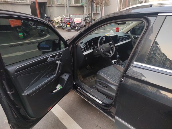 Volkswagen Tiguan L 2023, 60800 км, за 19590 USD - фото 10