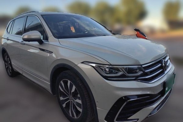 Volkswagen Tiguan L 2023, 33000 км, за 19386 USD