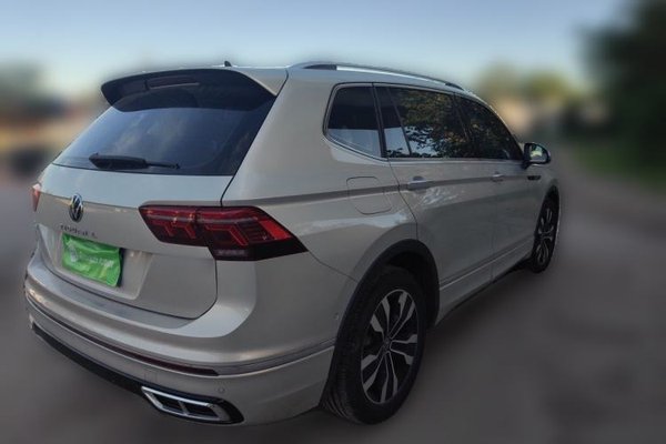 Volkswagen Tiguan L 2023, 33000 км, за 19386 USD - фото 6