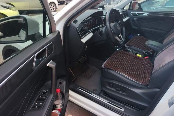 Volkswagen Tiguan L 2023, 38700 км, за 19125 USD - фото 9