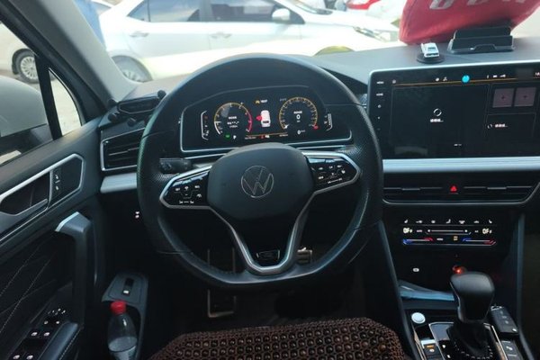 Volkswagen Tiguan L 2023, 38700 км, за 19125 USD