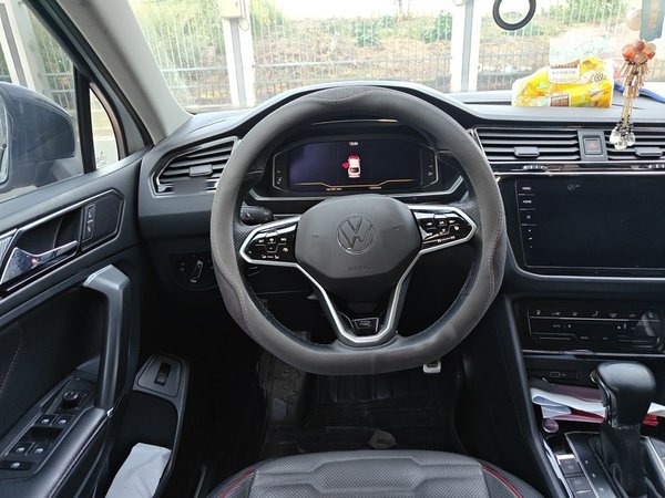 Volkswagen Tiguan X 2021, 133300 км, за 13624 USD - фото 9