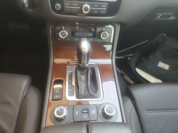 Volkswagen Touareg 2011, 177600 км, за 13173 USD