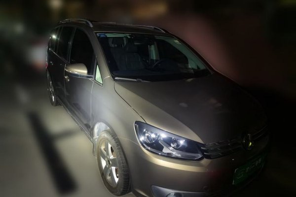 Volkswagen Touran 2015, 106100 км, за 5668 USD