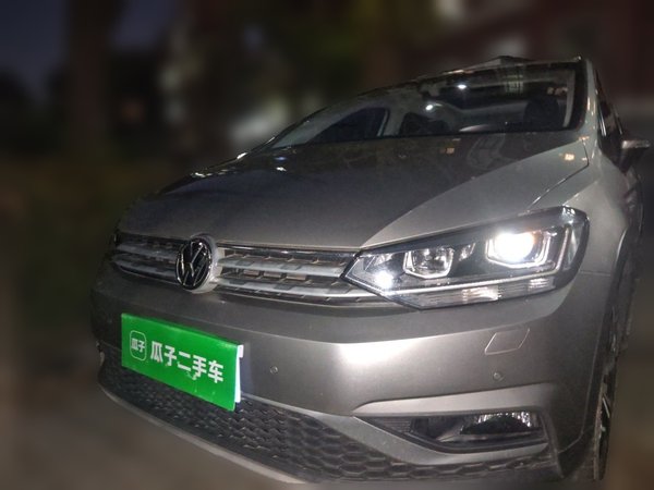 Volkswagen Touran 2018, 75600 км, за 10336 USD