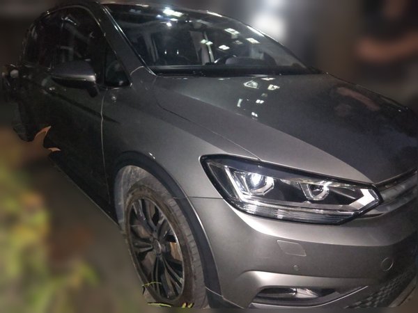 Volkswagen Touran 2018, 75600 км, за 10336 USD