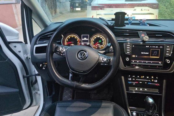 Volkswagen Touran 2021, 85400 км, за 18296 USD