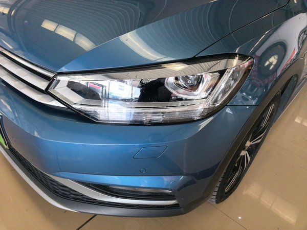 Volkswagen Touran 2022 Volkswagen Touran L 280TSI DSG Boundary Edition 7 Seats, 2022 года