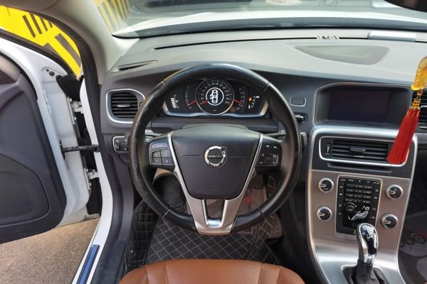 Volvo S60 2019, 104800 км, за 8604 USD - фото 10
