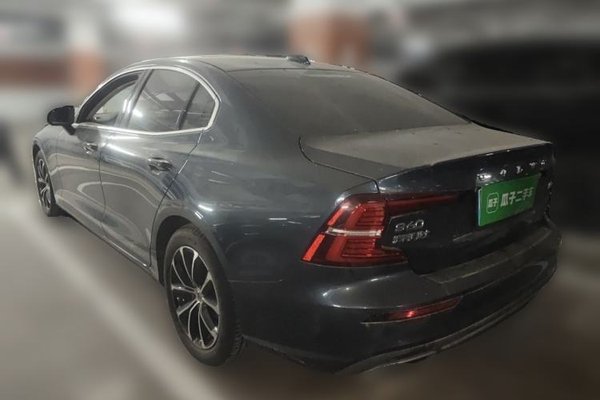 Volvo S60 2022, 34800 км, за 16882 USD