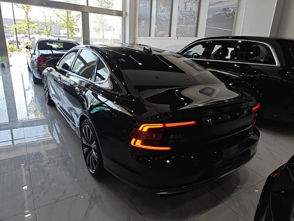Volvo S90 2023, 43500 км, за 29905 USD
