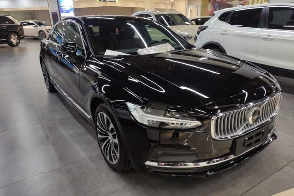Volvo S90 2025, 5700 км, за 33736 USD