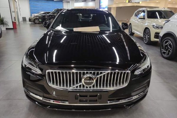 Volvo S90 2025, 5700 км, за 33736 USD