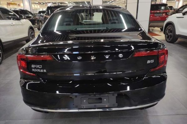 Volvo S90 2025, 5700 км, за 33736 USD