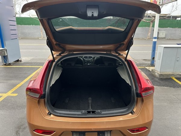 Volvo V40 2014, 199200 км, за 6368 USD