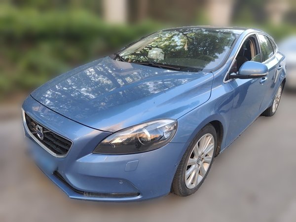 Volvo V40 · 2015 год