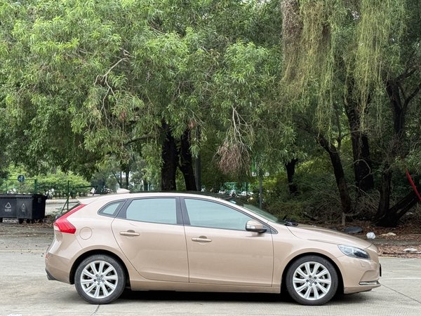Volvo V40 2015, 102400 км, за 6203 USD