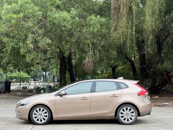 Volvo V40 2015, 102400 км, за 6203 USD