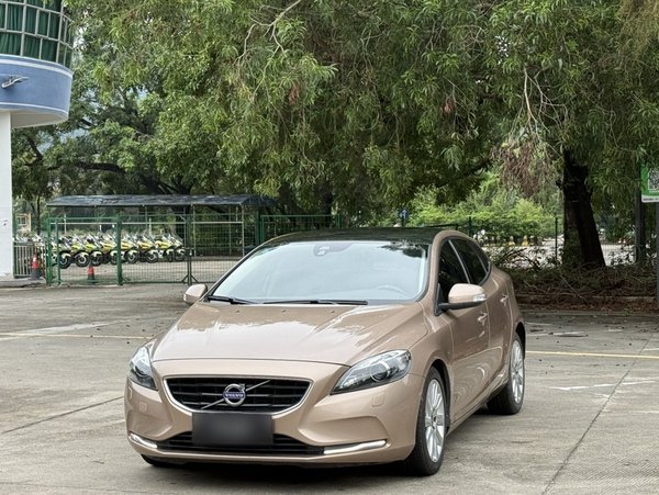 Volvo V40 · 2015 год