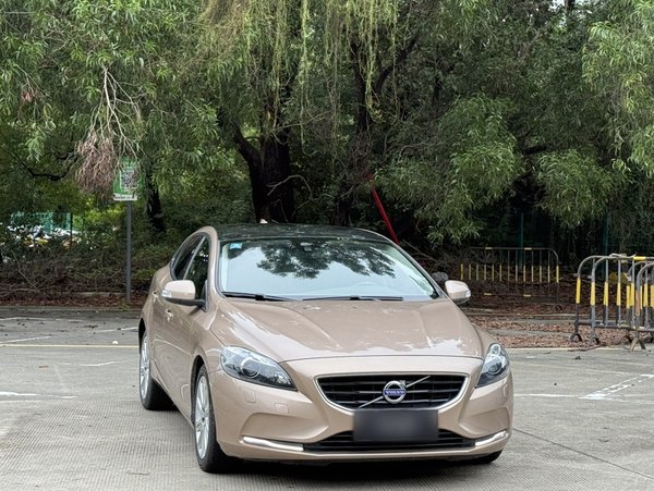 Volvo V40 2015, 102400 км, за 6203 USD