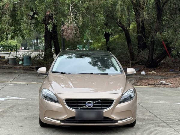 Volvo V40 2015, 102400 км, за 6203 USD