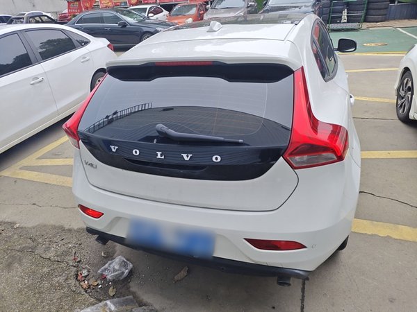 Volvo V40 2015, 155100 км, за 5548 USD
