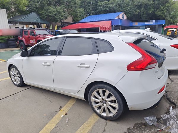 Volvo V40 2015, 155100 км, за 5548 USD