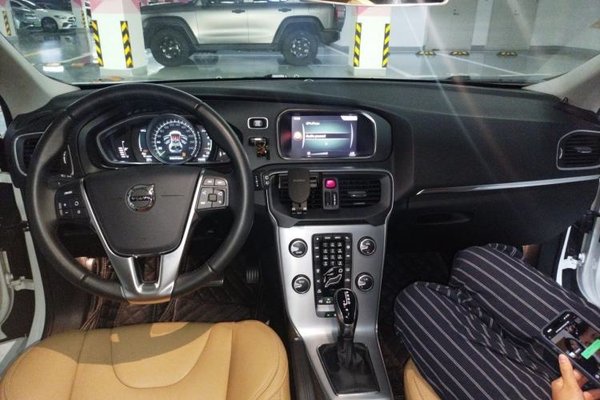 Volvo V40 2018, 22800 км, за 10143 USD - фото 6