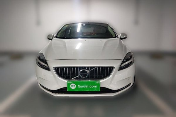 Volvo V40 2018, 22800 км, за 10143 USD