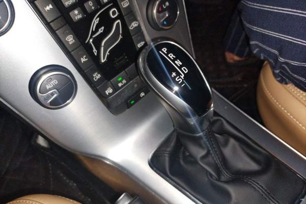 Volvo V40 2018, 22800 км, за 10143 USD - фото 11