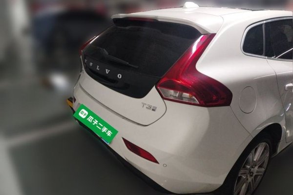 Volvo V40 2018, 22800 км, за 10143 USD
