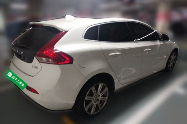 Volvo V40 2018, 22800 км, за 10143 USD