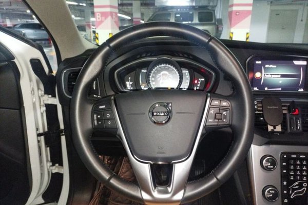Volvo V40 2018, 22800 км, за 10143 USD - фото 7