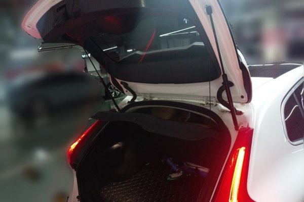 Volvo V40 2018, 22800 км, за 10143 USD - фото 16