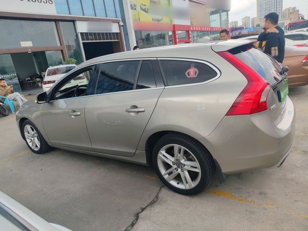 Volvo V60 2015, 196800 км, за 7841 USD