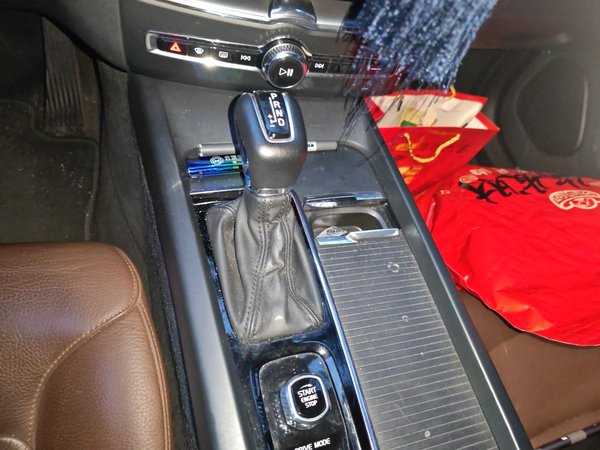 Volvo XC60 2020, 115600 км, за 18404 USD - фото 12