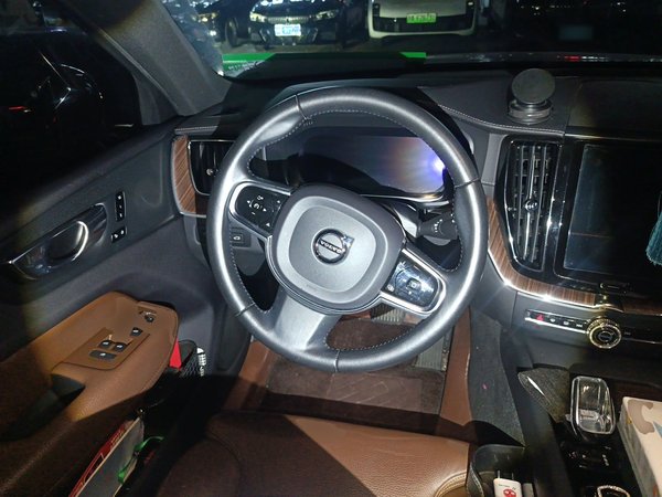 Volvo XC60 2022, 63000 км, за 23929 USD - фото 11