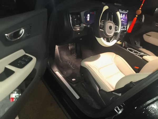 Volvo XC60 2026, 7900 км, за 36787 USD - фото 17