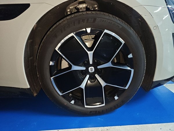 Xiaomi Auto SU7 2024, 7400 км, за 28016 USD